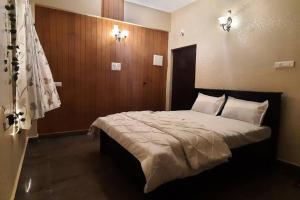 蒂魯帕蒂的住宿－Tejovrishananda Luxury Stays，一间卧室,卧室内配有一张大床