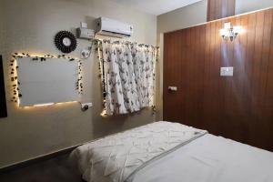 蒂魯帕蒂的住宿－Tejovrishananda Luxury Stays，一间卧室配有床和窗户及灯光