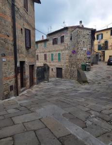 eine Gasse mit Steingebäuden in einer Stadt in der Unterkunft La Casa nel Borgo in Piancastagnaio
