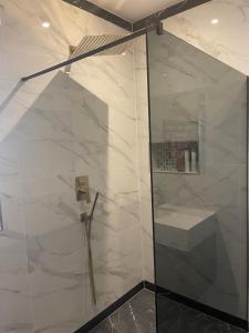 een douche met een glazen deur in de badkamer bij Modern huge double room with private bathroom in Colindale in Colindale