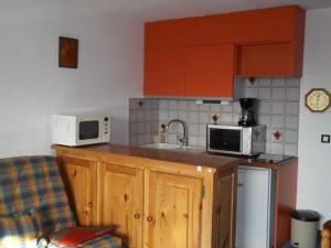 Appartement Orcières Merlette, 1 pièce, 5 personnes - FR-1-262-159にあるキッチンまたは簡易キッチン