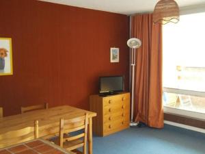 Appartement Orcières Merlette, 1 pièce, 5 personnes - FR-1-262-159にあるテレビまたはエンターテインメントセンター