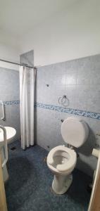 Bilik mandi di Casa excelente ubicación con cochera y 2 baños