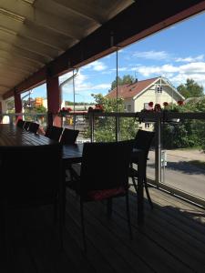 einen Holztisch und Stühle auf einer Terrasse mit Aussicht in der Unterkunft Kils Hotell & Restaurang in Kil