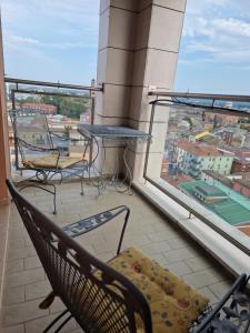 菲登扎的住宿－Bella Vista FIDENZA，大楼内的阳台配有桌椅