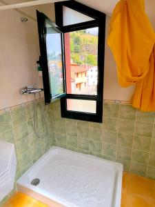 uma banheira na casa de banho com uma janela em MIRADOR DE LAS UBIÑAS em Ríospaso