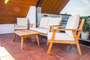 2 Stühle und ein Tisch auf der Terrasse in der Unterkunft Gemütliche Galerie-Wohnung in Biberach in Biberach an der Riß