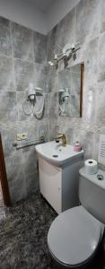 Un baño con un inodoro blanco y un lavabo. en América Apartamentos, en Valle Gran Rey 51 fotos más