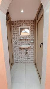 ein Bad mit einem Waschbecken und einem Spiegel in der Unterkunft Riad Anisse in Marrakesch