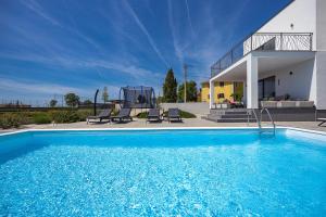 Piscine de l'établissement Villa Angie with Heated Pool ou située à proximité