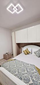 - une chambre avec un lit et un ventilateur de plafond dans l'établissement Orchidea, à Bologne