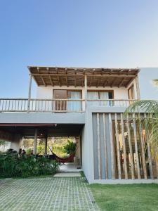 Casa con balcón y patio en Casa Seriguela - Praia do Patacho - Rota Ecológica dos Milagres, en Porto de Pedras