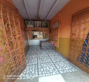 um quarto com duas portas e um piso de azulejo em Goroomgo Laxmi Bhawan Dharamshala Mathura Near Yamuna River and Dwarikadhish Temple em Mathura