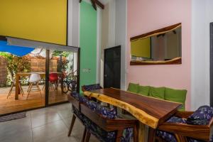 Una sala de estar con una mesa de madera y un sofá. en Casita Mar Y Posa, en Potrero