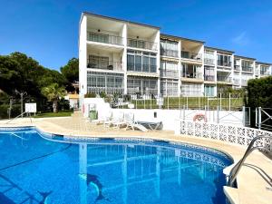 un gran edificio de apartamentos con una gran piscina en WHITE DREAM Near the Sea 3bed by Solrentspain, en Mijas Costa