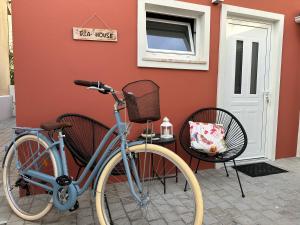 una bicicleta estacionada frente a una casa en Torreira Vacation Homes - Ria House, en Torreira
