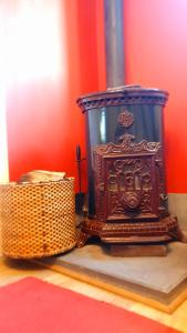 un reloj viejo sentado junto a una cesta en una mesa en Le Petit Hameau en Boffles
