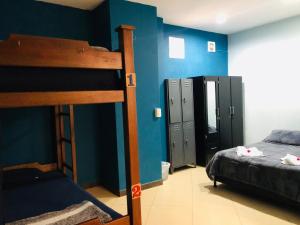 Llit o llits en una habitació de Lake View Hostel