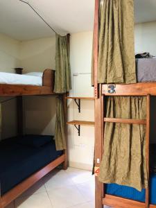 Lliteres en una habitació de Lake View Hostel