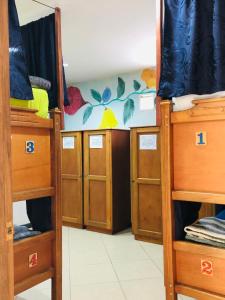 Llit o llits en una habitació de Lake View Hostel