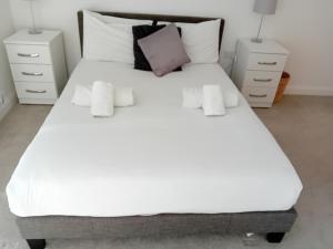 Postel nebo postele na pokoji v ubytování Quality City - Central Birmingham No Deposit
