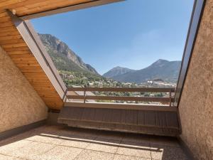 a balcony with a view of the mountains at Appartement Briançon, 1 pièce, 4 personnes - FR-1-330C-62 in Briançon