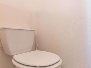 ブリアンソンにあるAppartement Briançon, 2 pièces, 6 personnes - FR-1-330C-60のバスルーム(白いトイレ付)が備わります。