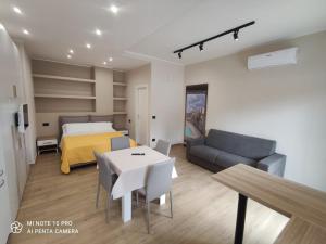 Zimmer mit einem Bett, einem Sofa und einem Tisch in der Unterkunft Giorgia House in Vibo Valentia