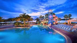 une grande piscine avec des chaises et un complexe dans l'établissement Bay Lake Tower at Disney's Contemporary Resort, à Orlando