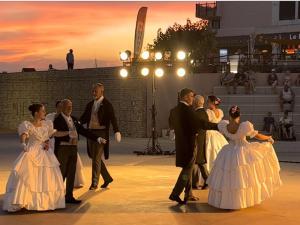 een groep mensen die dansen op een bruiloft bij Appartement Port Barcarès, 3 pièces, 4 personnes - FR-1-431-126 in Le Barcarès