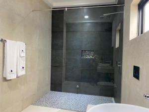 Ein Badezimmer in der Unterkunft Breezes Beach Resort