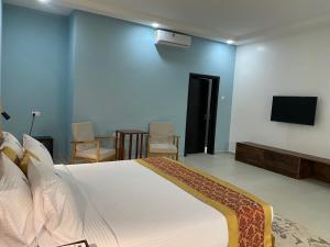 Ein Bett oder Betten in einem Zimmer der Unterkunft Breezes Beach Resort