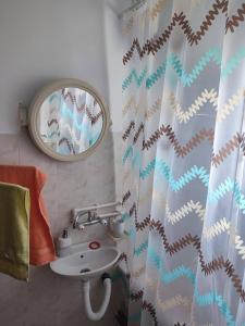 ein Bad mit einem Waschbecken und einem Spiegel in der Unterkunft Dedina kuća in Gornji Milanovac