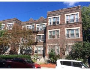 un edificio in mattoni con macchine parcheggiate di fronte di Spacious Apartment in Boston a Boston