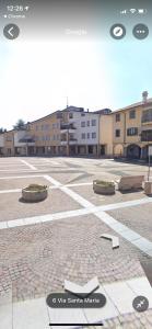 pusty parking z budynkami w tle w obiekcie Appartamento Alba w mieście Mozzate