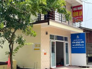 ein Gebäude mit einem Schild davor in der Unterkunft Nhà nghỉ Bình An - Binh An Motel in Quang Tri