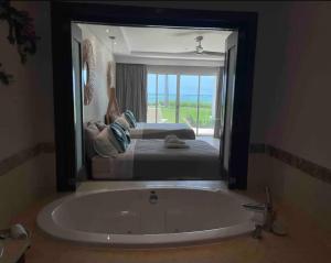 Postel nebo postele na pokoji v ubytování En la playa con piscina