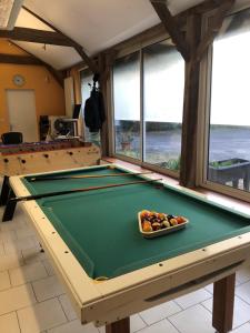 Biliár nebo kulečník v ubytování Chambres d'Hôtes - Ancienne Ecole St Joseph