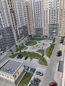 una vista aérea de un aparcamiento en una ciudad en Номер-студіо "Міні Феофанія" Заболотного 148, Кришталеві Джерела, лікарня, пораненим воїнам -10", en Kiev