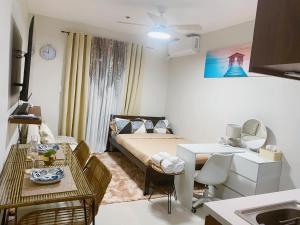 a small room with a bed and a table with chairs at Z's Place in Suba +8 photos