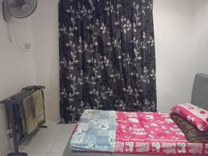 1 dormitorio con cama y cortina negra en NAURAH HOMESTAY, en Sungai Petani