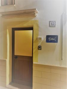 uma porta num quarto com um sinal que diz diabetes em Casa DiLù em Sannicola