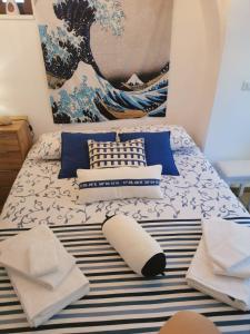 um quarto com uma cama com uma pintura de uma onda em Casa DiLù em Sannicola