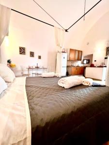 een slaapkamer met een groot bed met 2 kussens erop bij Casa Vacanza L'Alchimista Mottola in Mottola
