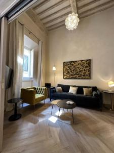 sala de estar con sofá y mesa en Casa del Fauno, en Montepulciano
