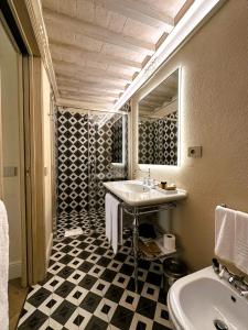 a bathroom with a black and white checkered floor at Casa del Fauno in Montepulciano