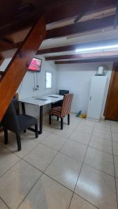 un comedor con mesa y sillas en una habitación en Habitacion en casa de familia en Ushuaia