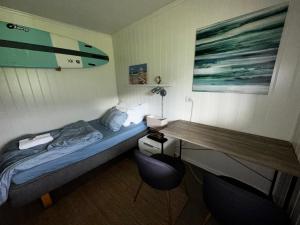 Habitación pequeña con cama y escritorio. en Private Room With Beautiful View en Vassenden