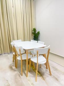 een witte tafel en stoelen in een kamer bij Homestay Ar-Rayyan 2 Kota Bharu in Kota Bharu