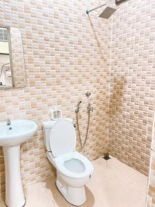 een badkamer met een toilet, een wastafel en een douche bij Homestay Ar-Rayyan 2 Kota Bharu in Kota Bharu